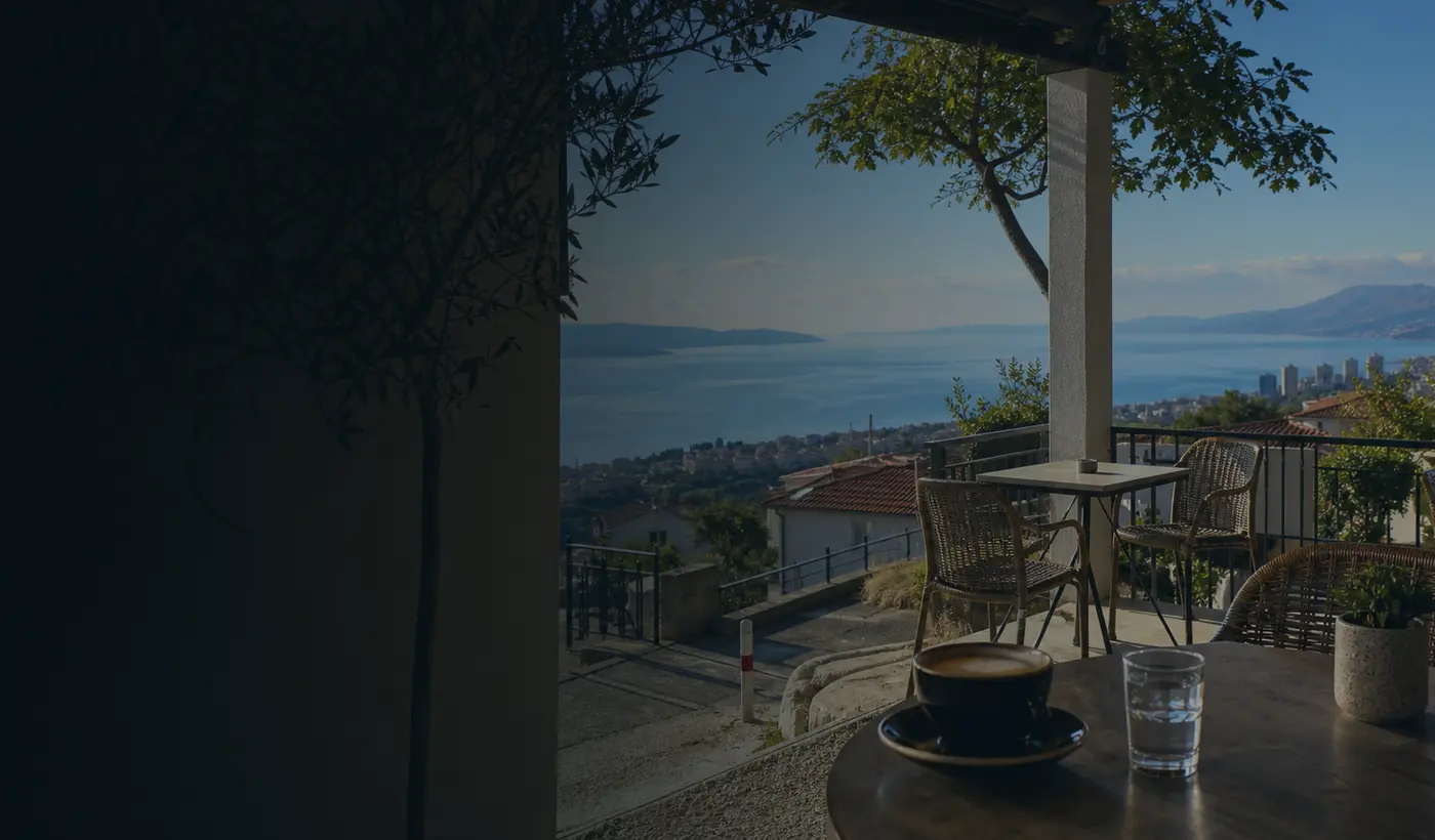 Terasa Caffe Bar Alibi s pogledom na Kvarner